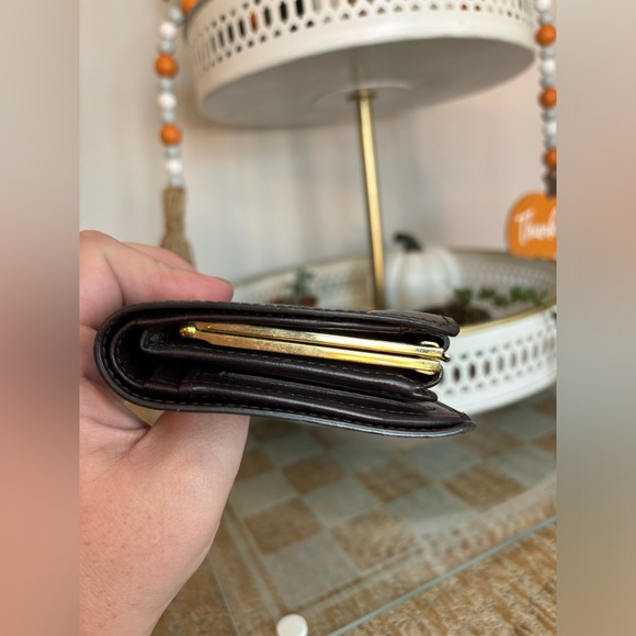 LOUIS VUITTON EGGPLANT VERNIS KISS LOCK MEDIUM WALLET - Picture 4 of 12